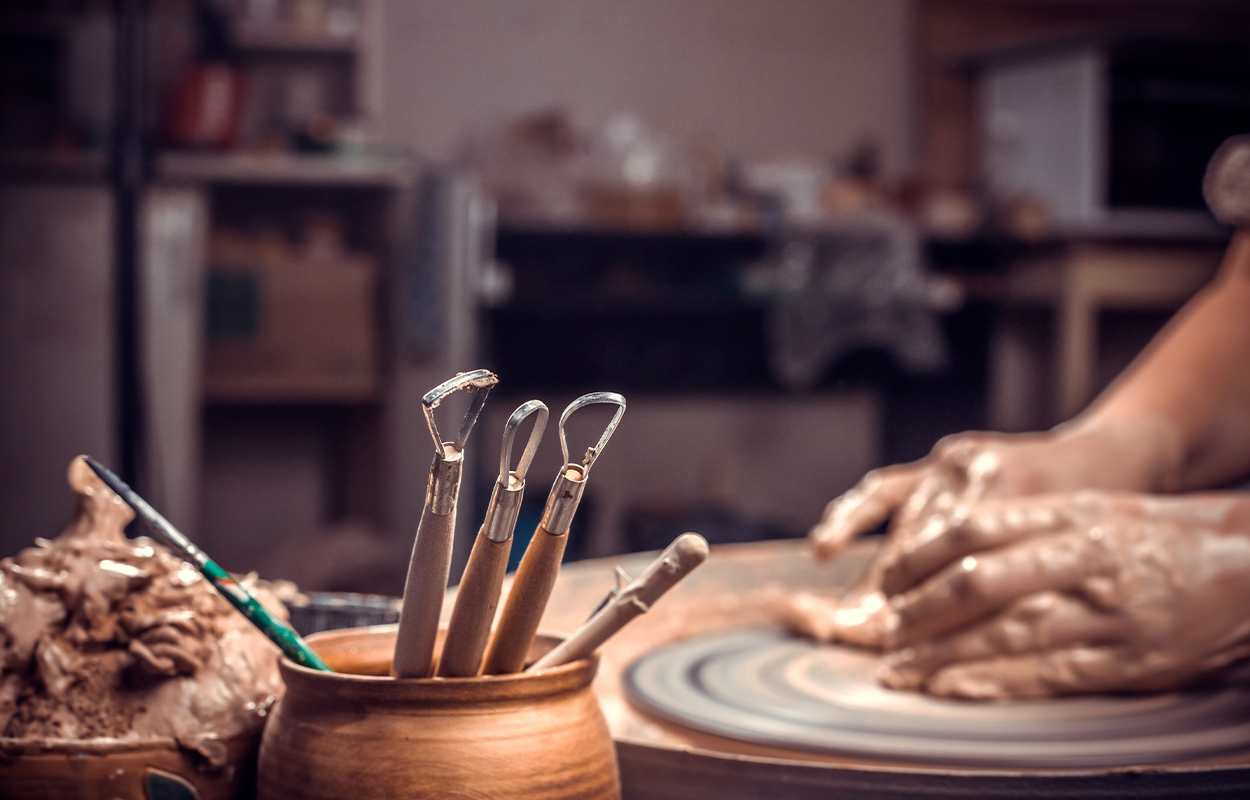 Keramik Redskaber Og Haender