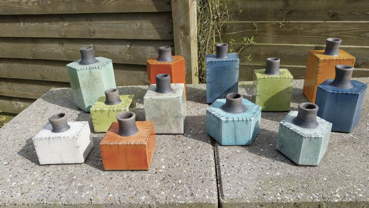 Rakubrændte genstande på fliser udendørs