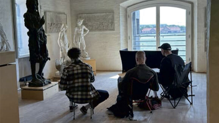 Gruppe tegner i Kgl. Afstøbningssamling